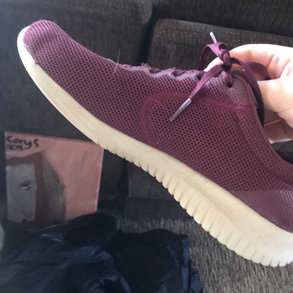Maroon tennis shoes/ Skechers